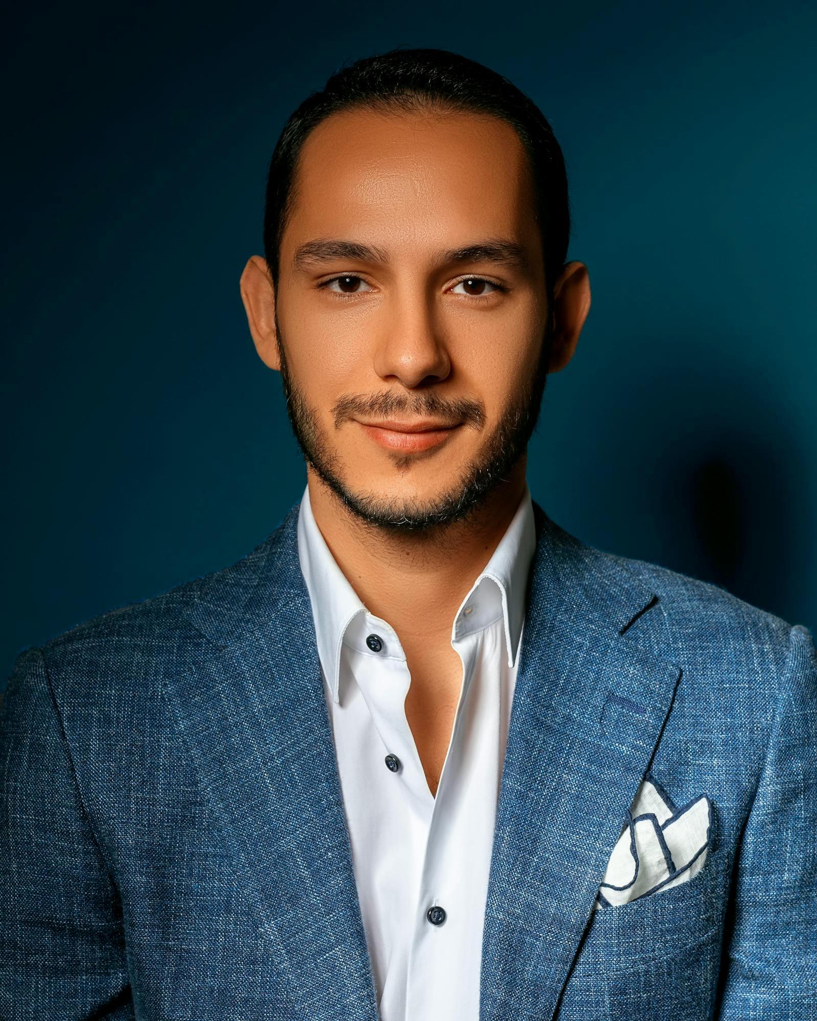 LinkedIn Headshot Prep: A Sacramento Photographer's Outfit, Posing & Background Checklist (2026)